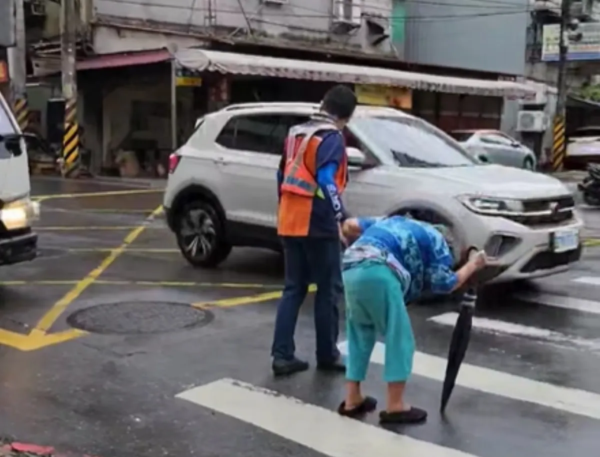 感動人心的畫面 清潔隊員護送老奶奶過馬路