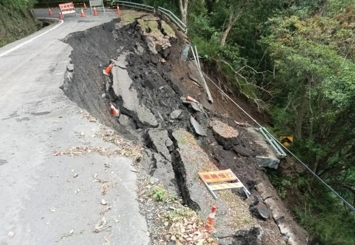 台20線南橫梅山段路基下滑 無法雙向通行
