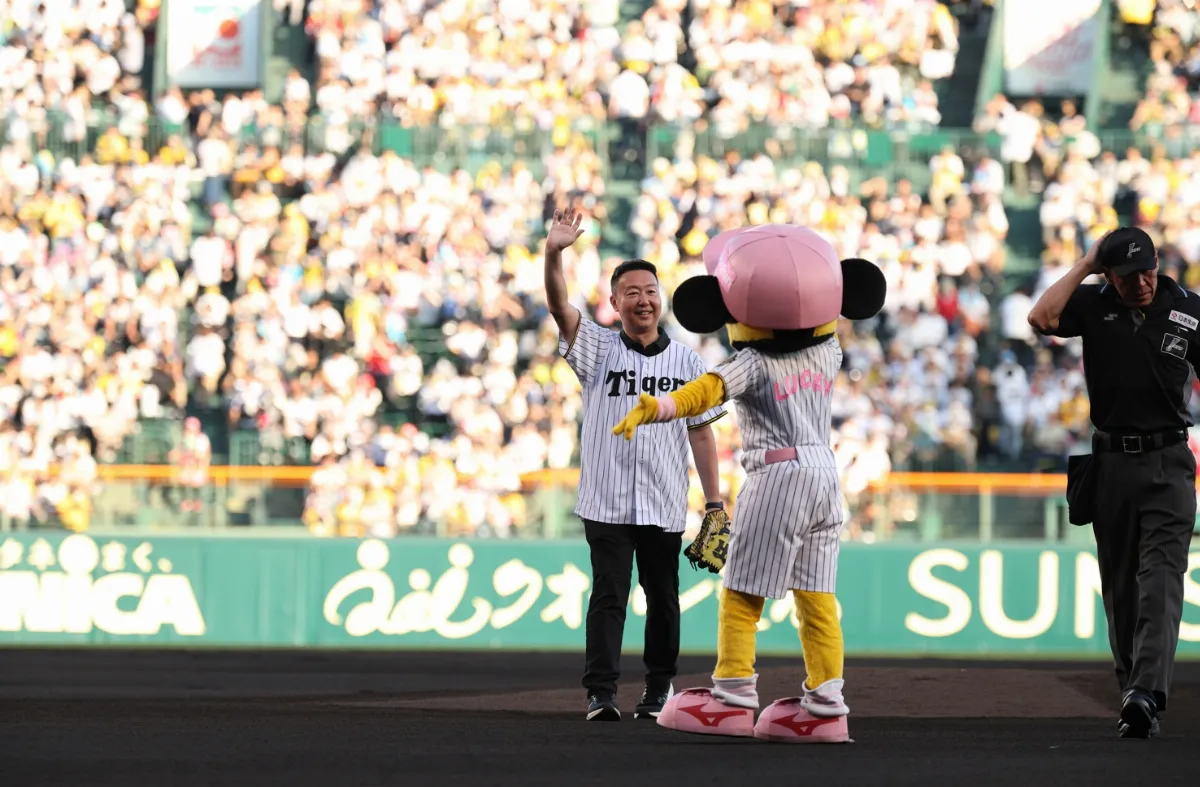 阪神甲子園主場辦台灣日 交通部長陳世凱開球