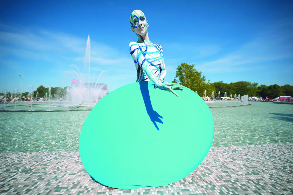 波蘭花環節 人比花豔