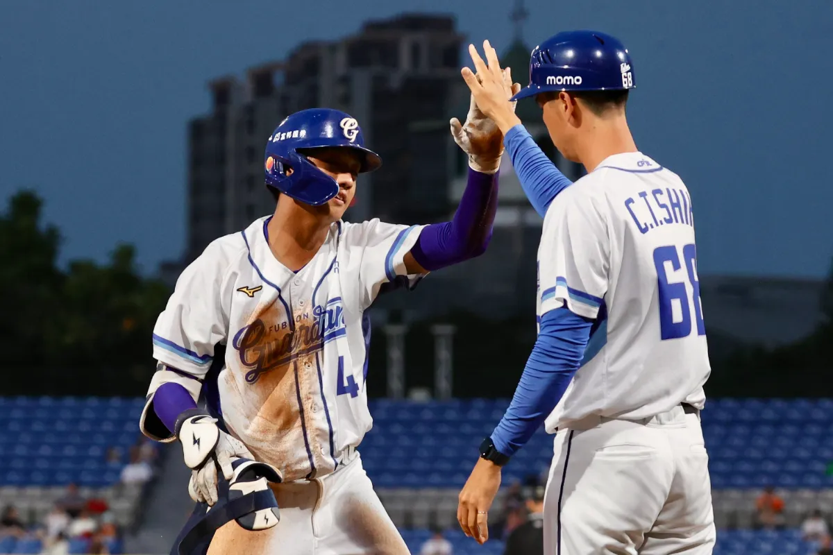 中職／轉型工具人冒出頭 悍將「開心果」高捷上壘動作炒氣氛