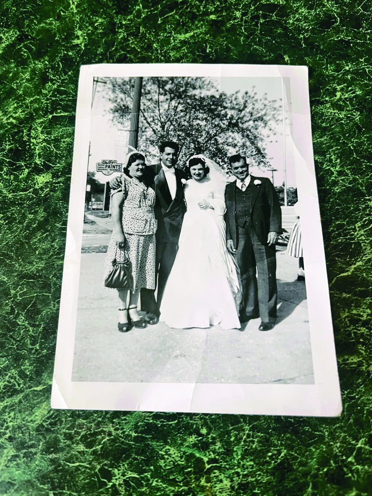 1953年婚紗照藏書中  圖書館還給失主孫女