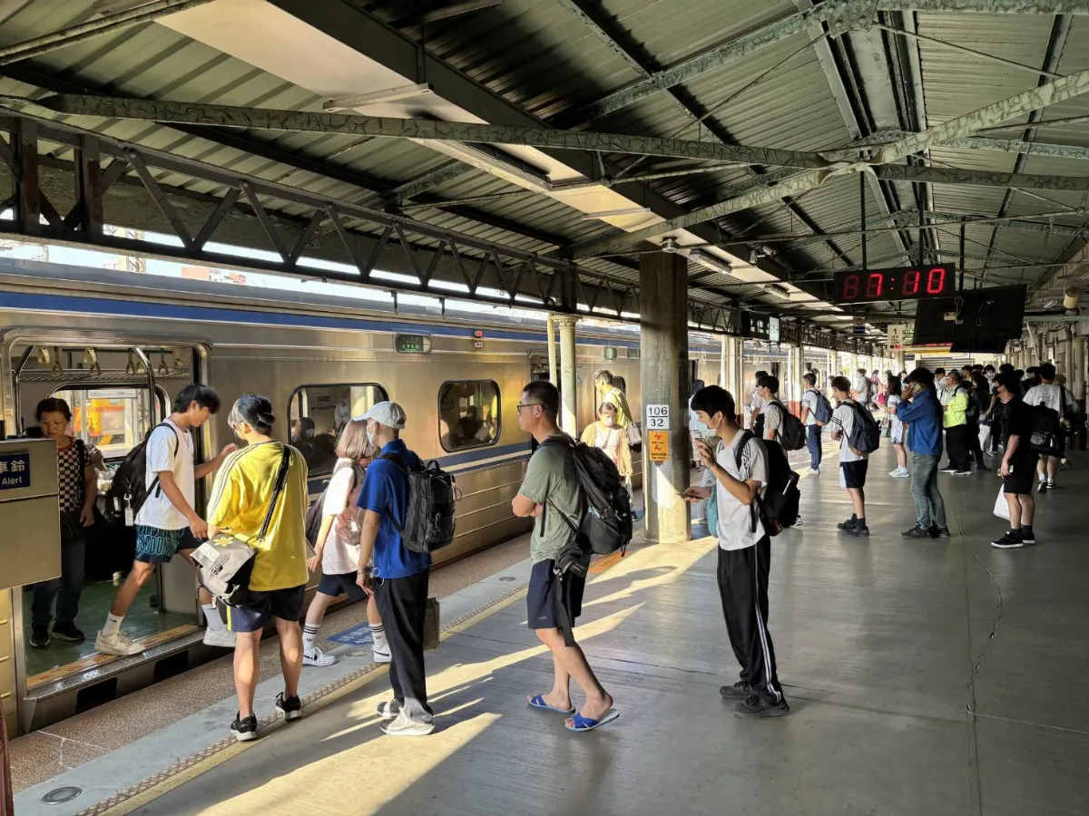 鄭光遠親赴視察 台鐵今改點首發車皆準時