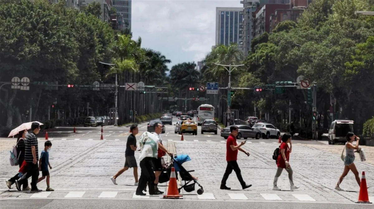 過馬路滑手機要開罰？ 交通部：由員警判斷是否影響交通安全