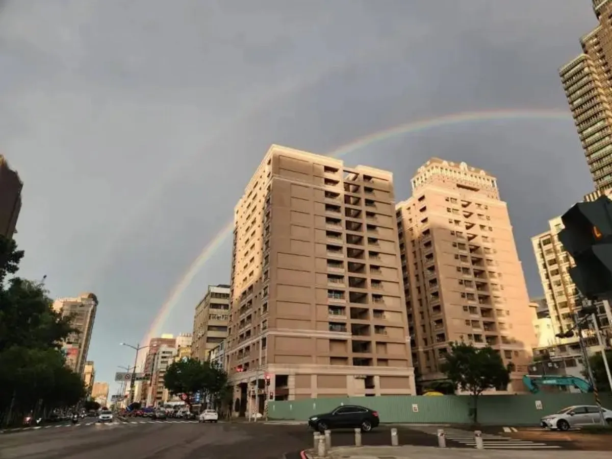 高雄雨後天空出現超大雙彩虹 氣象專家解析成因