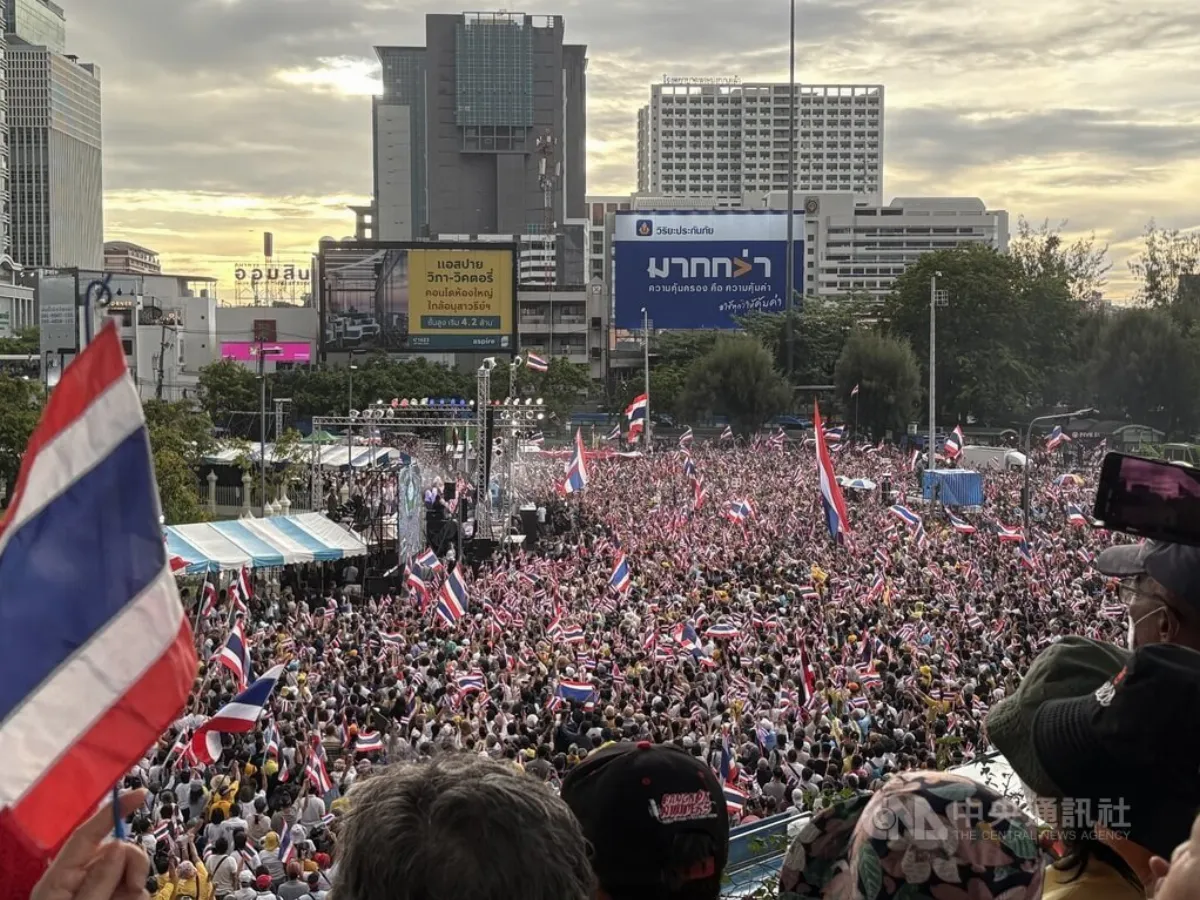 泰柬總理對話外流引眾怒   曼谷萬人上街要貝東塔下台