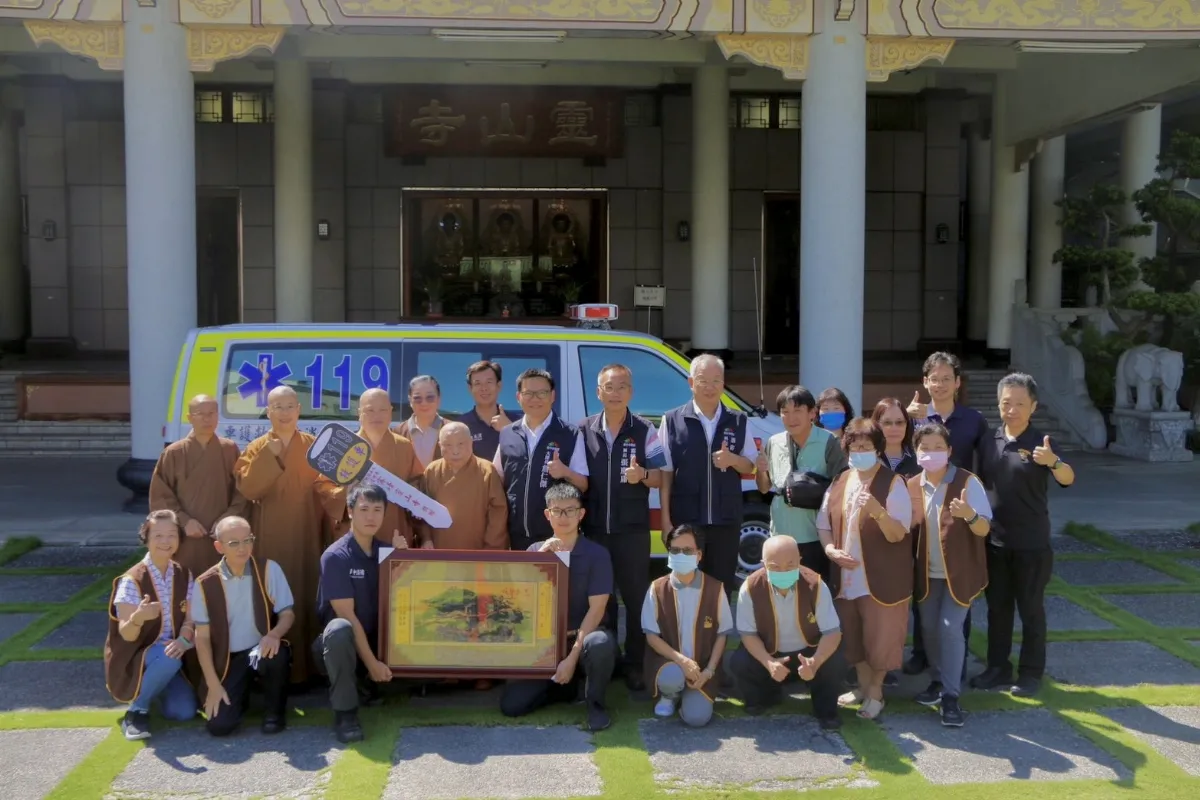 靈山寺捐救護車器材　助力消防提升急救能量