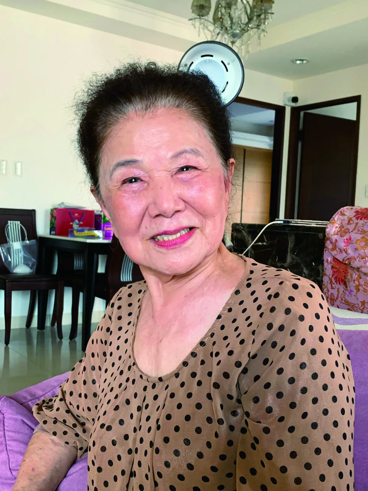 洪麗鳳 巧手製華蓋 穿旗袍行堂