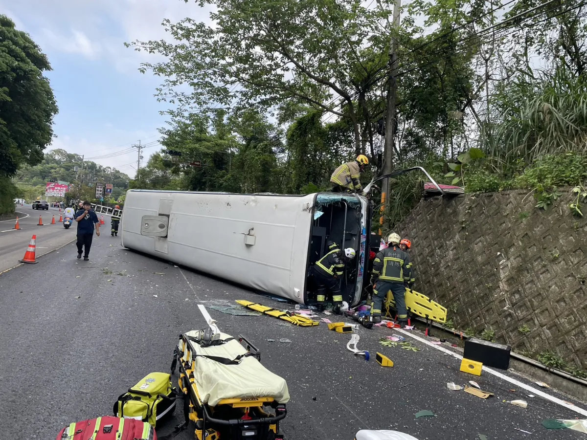 綠世界嚴重車禍 遊覽車翻覆釀一死一重傷
