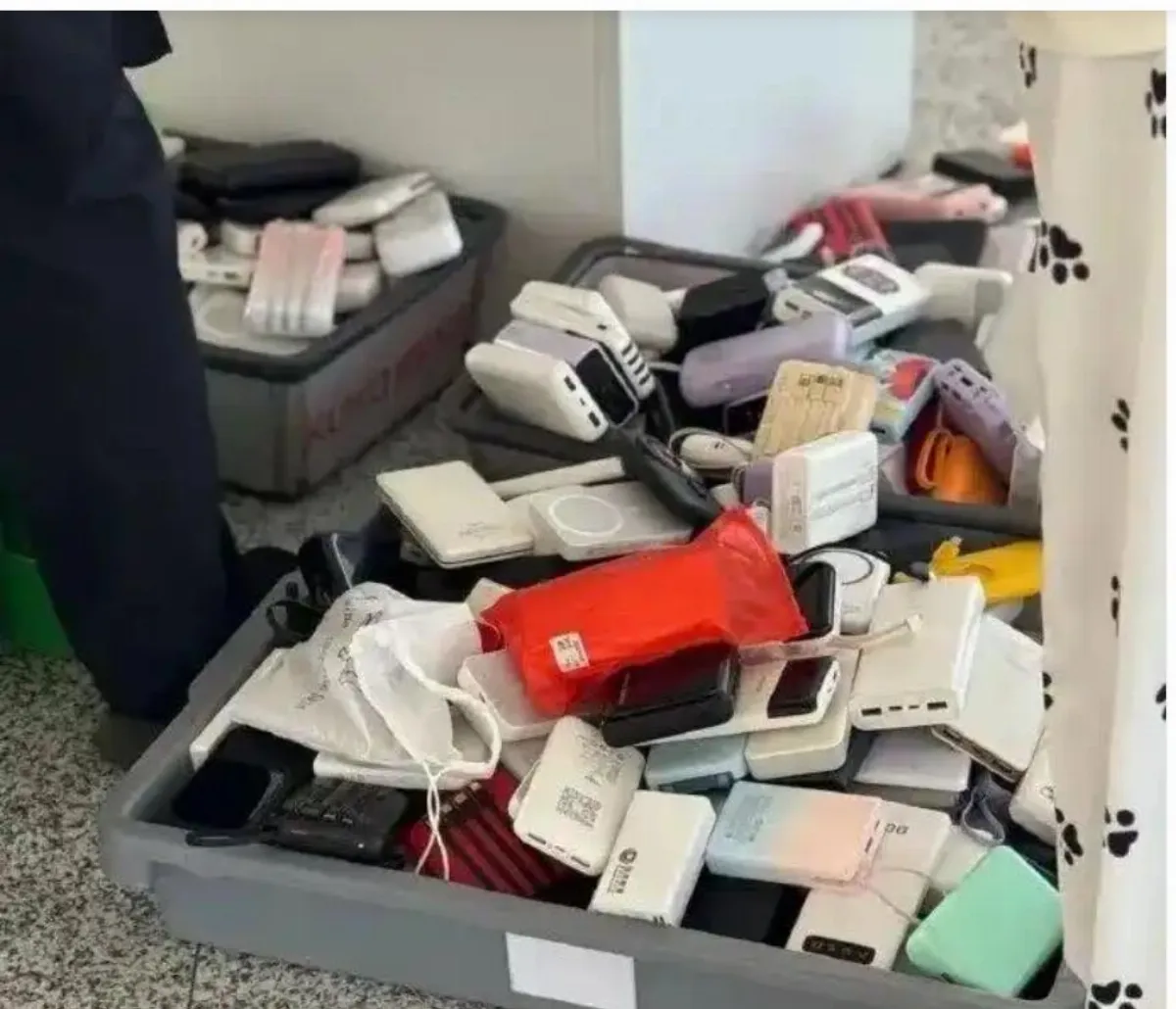 陸民航局宣布嚴查行動電源 各地機場日截逾千不合規