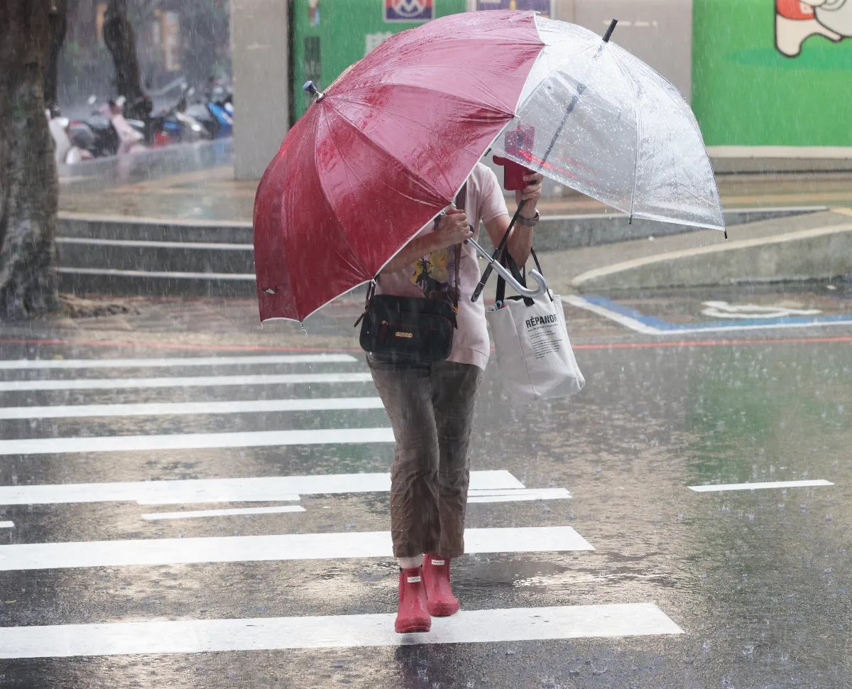 中颱丹娜絲開眼了 新竹以南風雨明顯