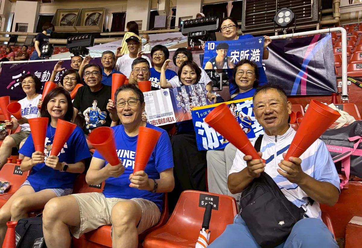 盛讚「佛光盃」精采賽事 政大雄鷹會相偕觀賽加油