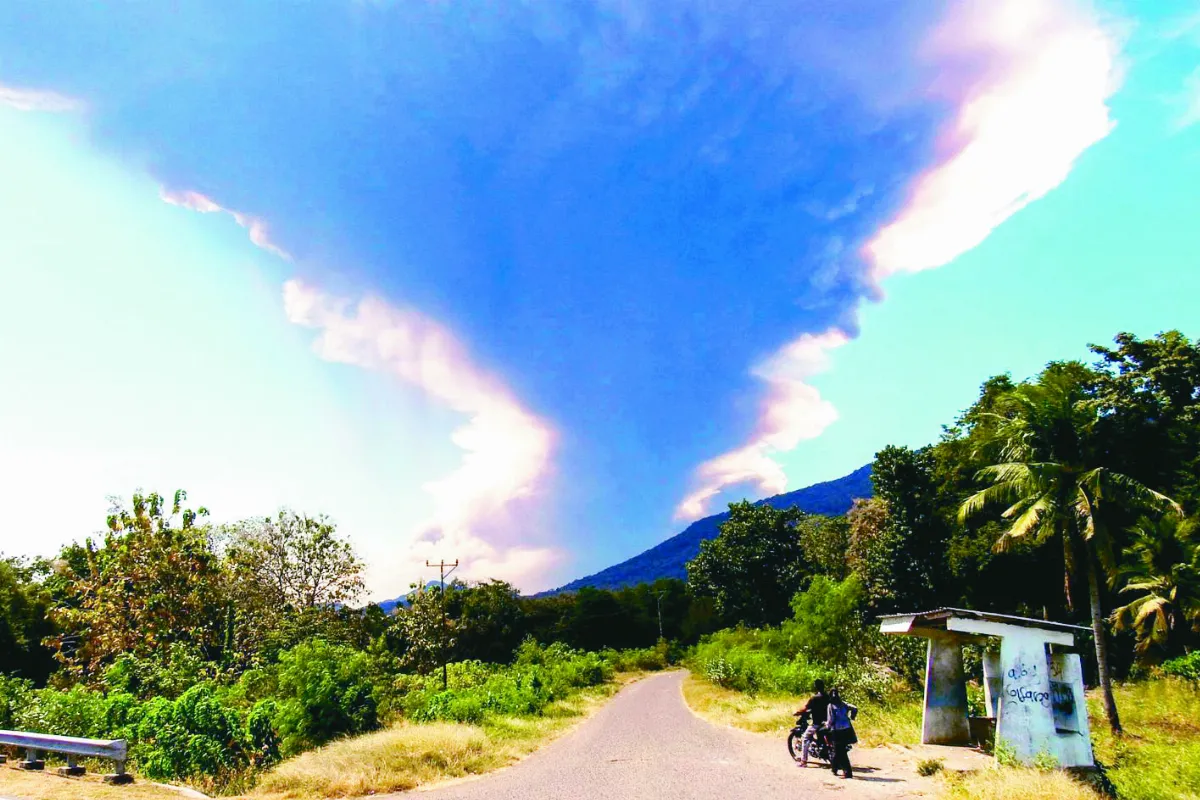 印尼火山噴發  灰柱達18公里