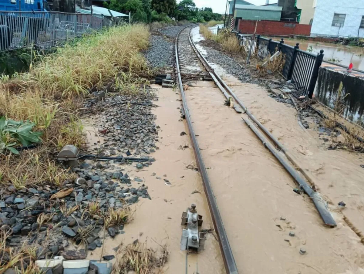台鐵集集線列車因豪雨停駛 公路淹水無法接駁