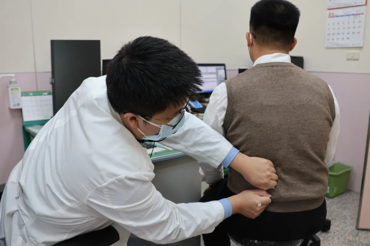 彎腰穿鞋有困難？ 當心久坐久站致結構性腰痛