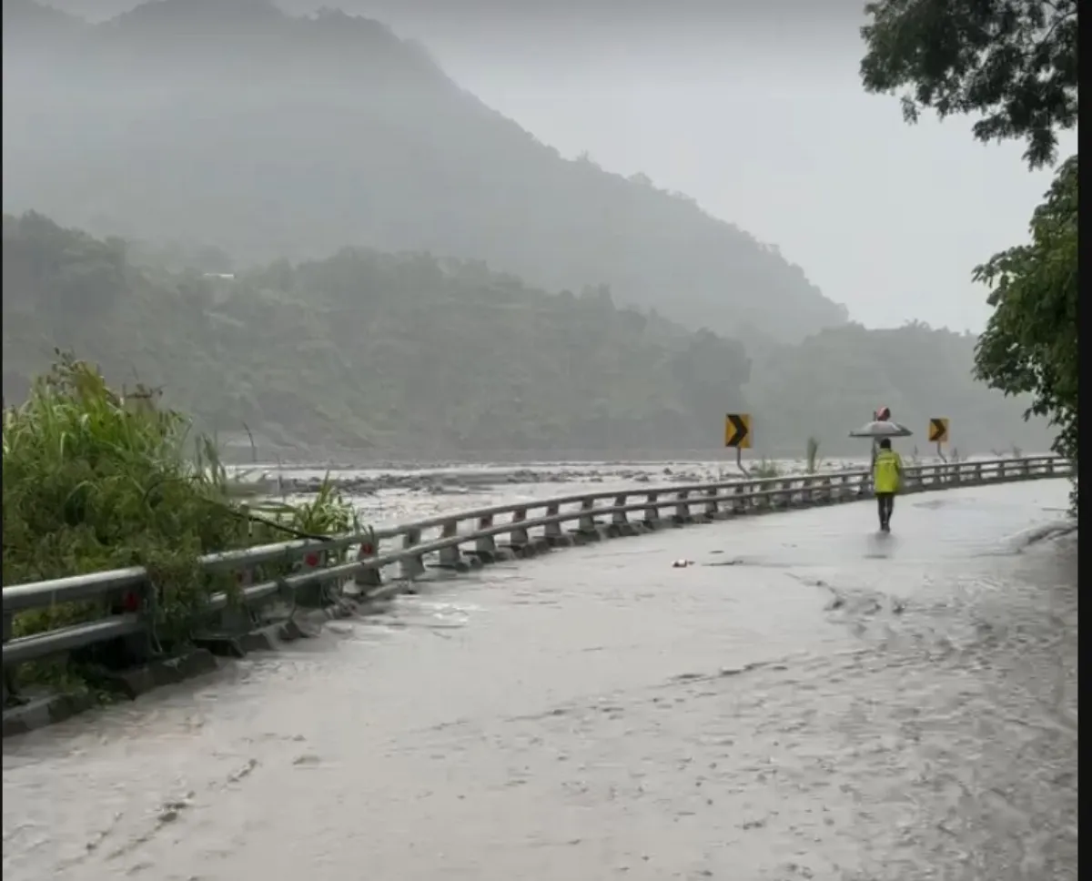 高市山區大豪雨不停 荖濃溪暴漲、藤枝落石不斷