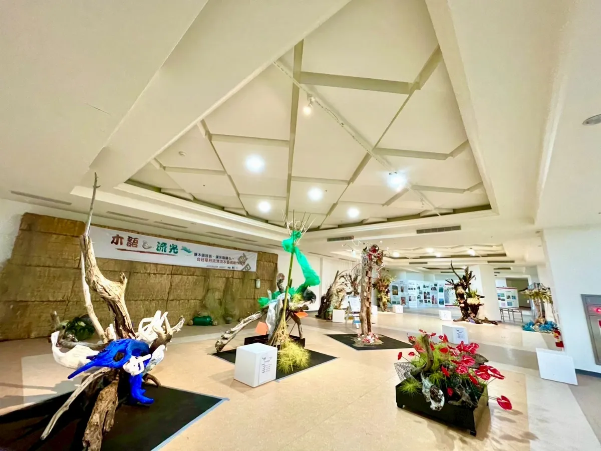 台日藝術跨海共創  大安港媽祖園區漂流木藝術展揭幕