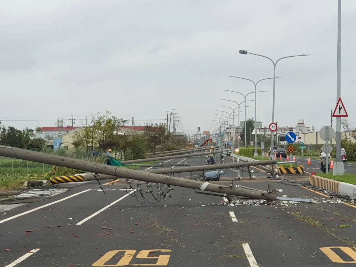 全台斷電桿近2500支 史上最慘重電力災情
