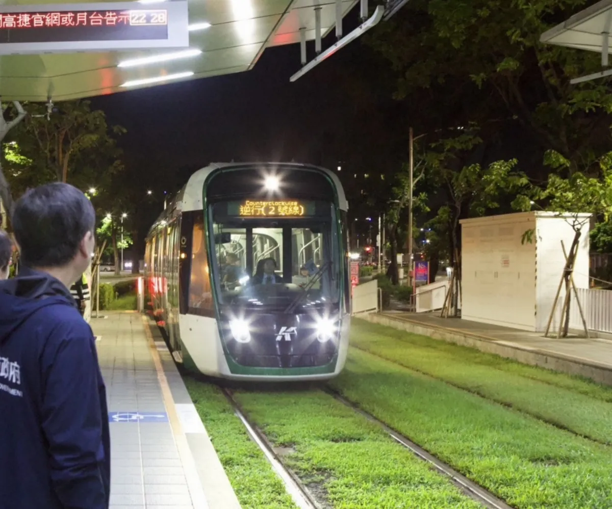 高雄輕軌末班車營運時間 延長至晚上10:30分