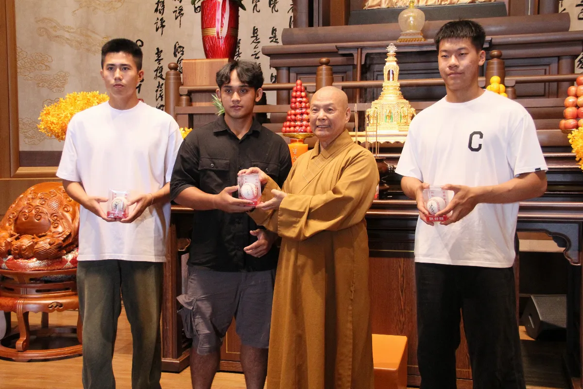 普中職棒新秀禮拜星雲大師 心懷感謝期能回饋