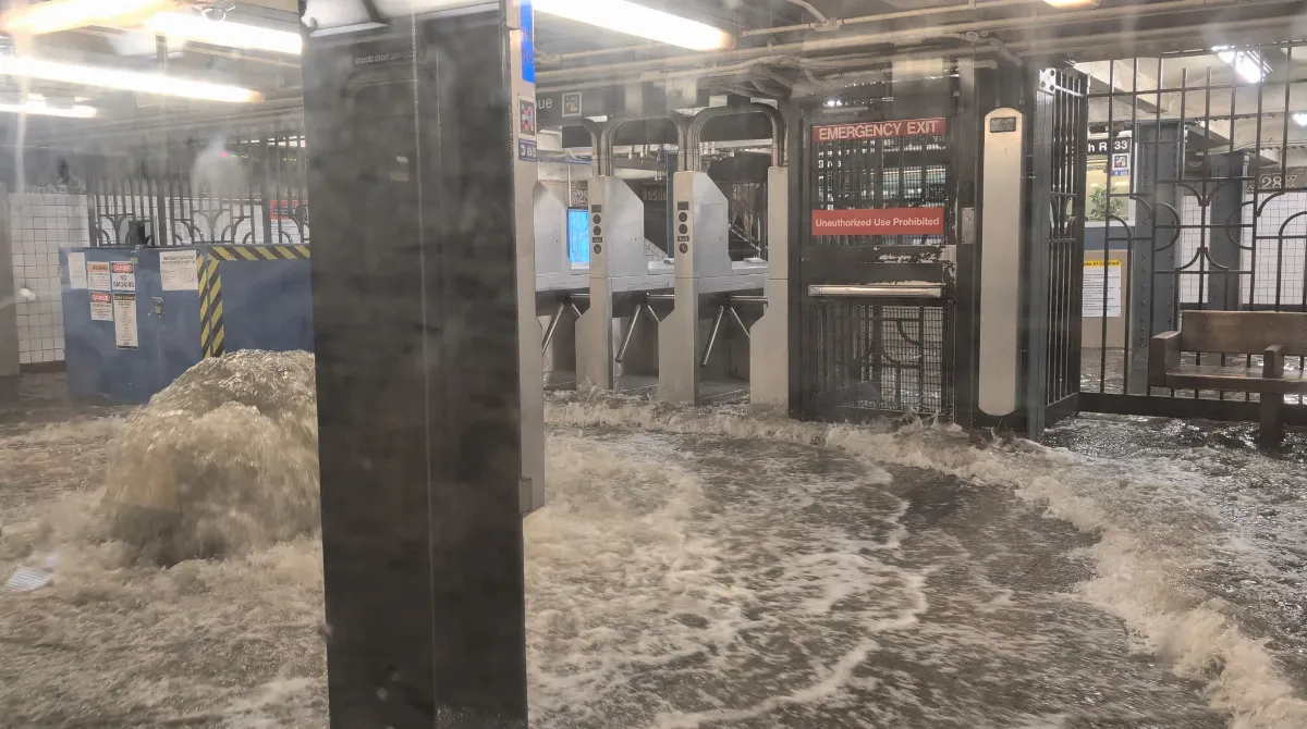 防洪系統無力因應極端雨量 紐約地鐵淹水現「瀑布」 