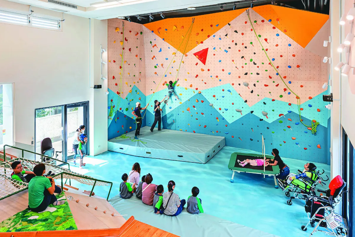 校園設計打破框架 視聽室變攀岩場