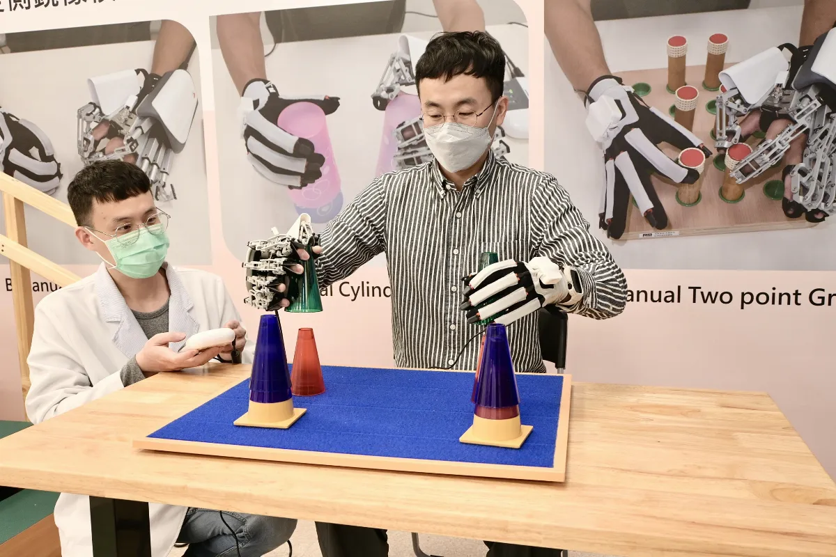 復健新利器！ 「鏡像手」機器人助中風患者強化活動力