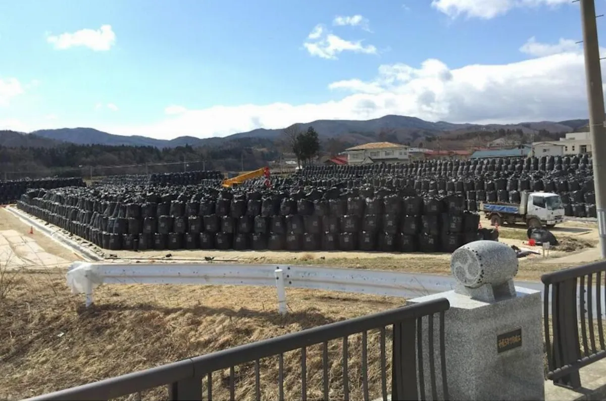 福島核災「除染土」  首相官邸前院示範再利用