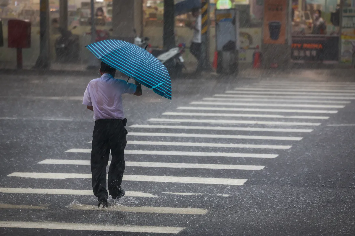 颱風薇帕通過巴士海峽 東半部及屏東留意大量降雨
