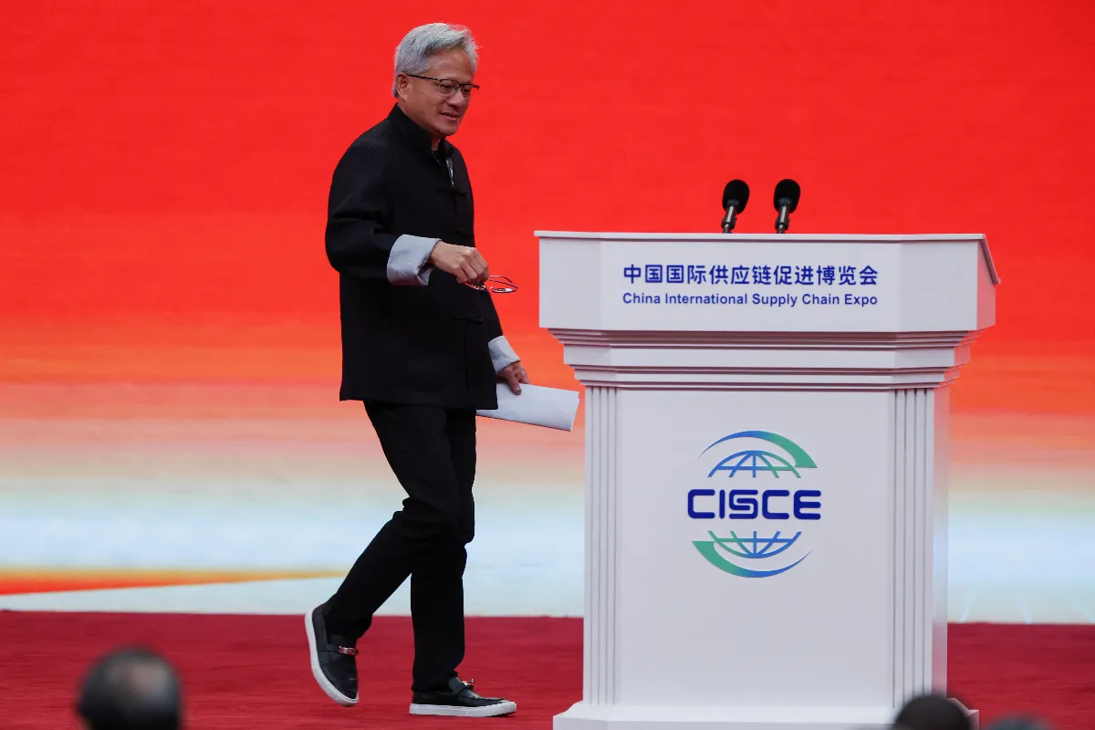 輝達執行長黃仁勳獲川普青睞 美中之間左右逢源 