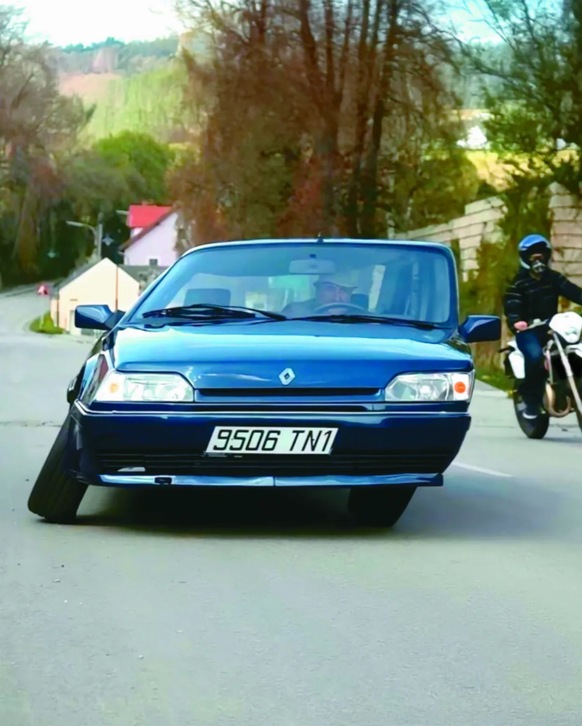 藝術家打造歪車 真的能上路