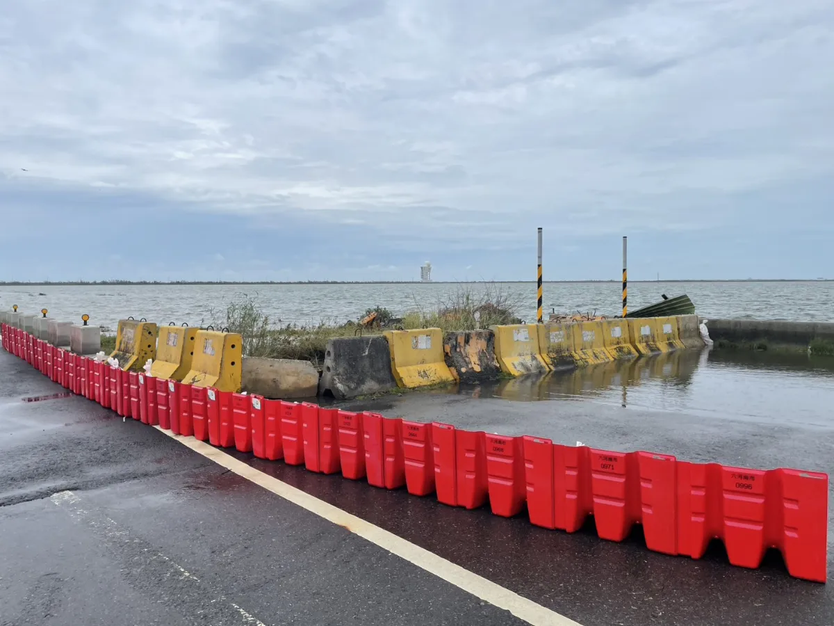 台南大潮引發海水倒灌  七股鹽埕里急築防線