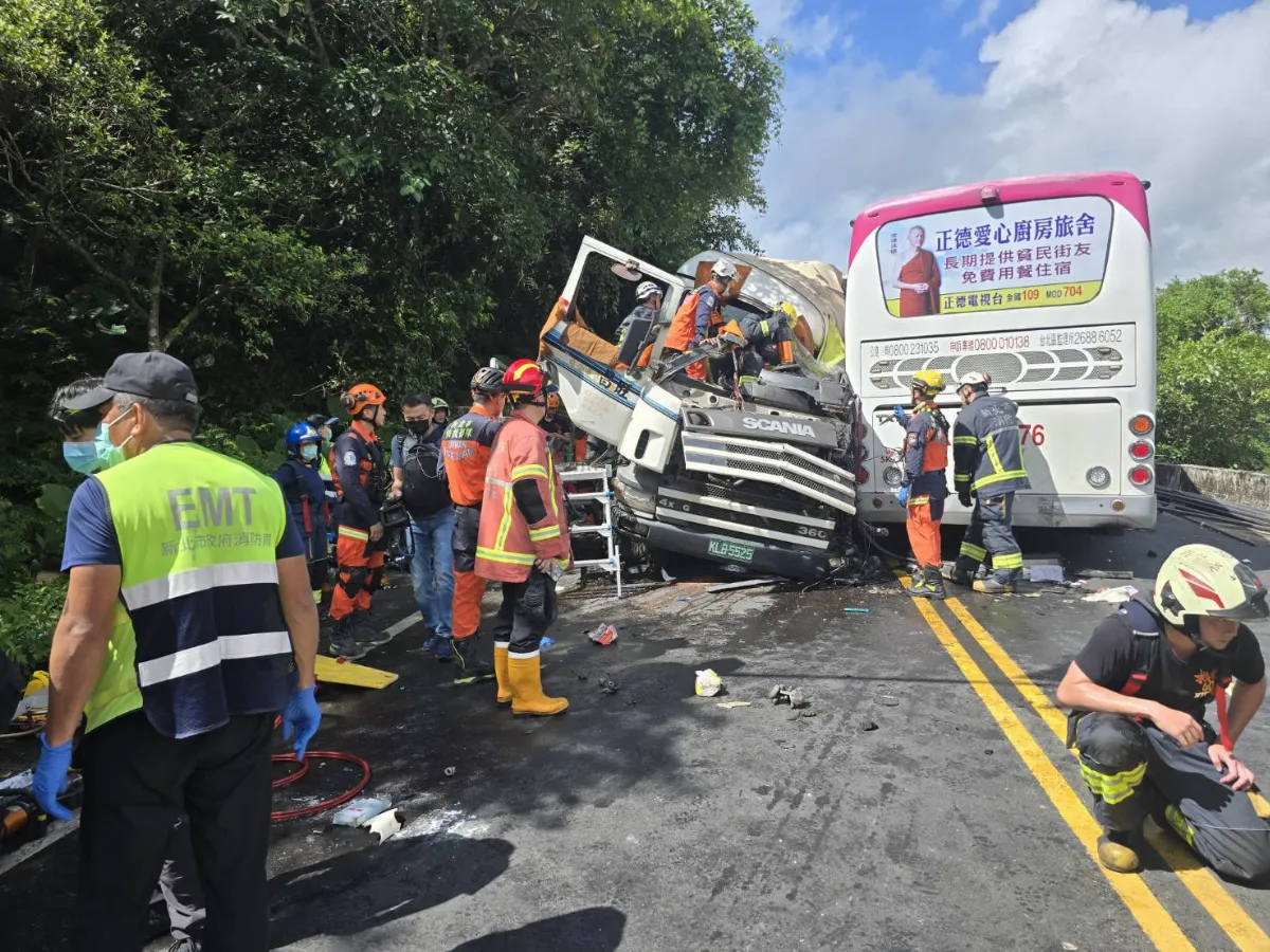 嚴重交通意外  新北萬里砂石車撞國光客運多人輕重傷