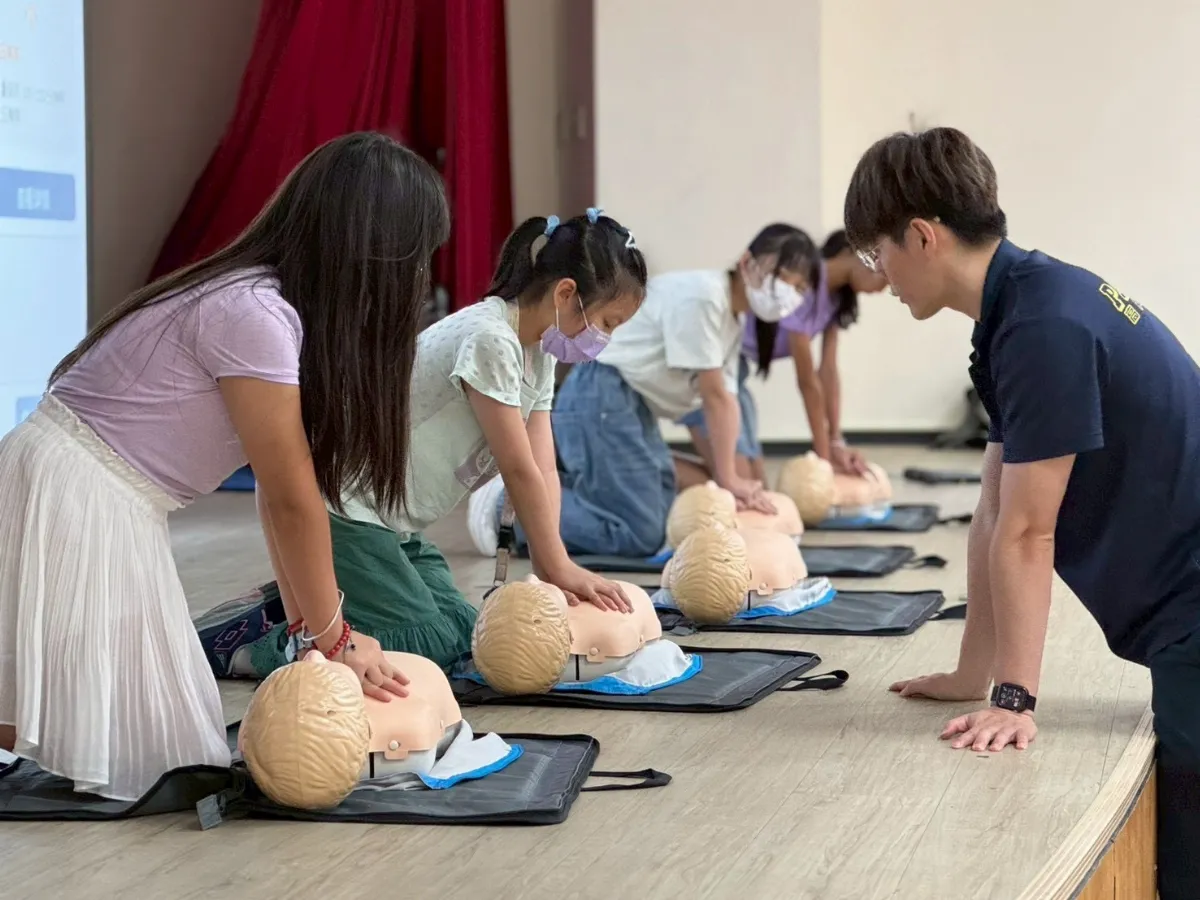 新北逾百名小學生參與急救訓練課程 學習操作CPR、AED
