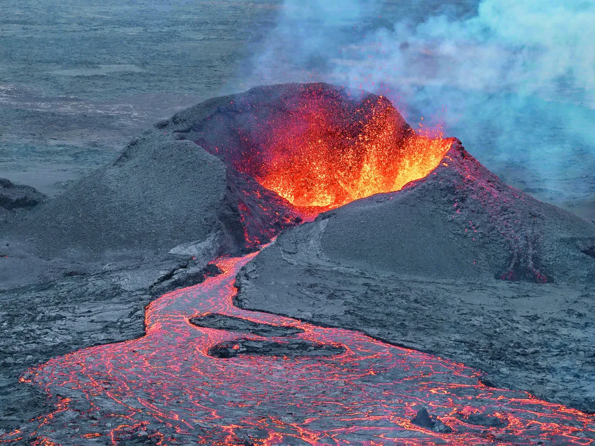 冰島火山爆發 溢出熔岩流