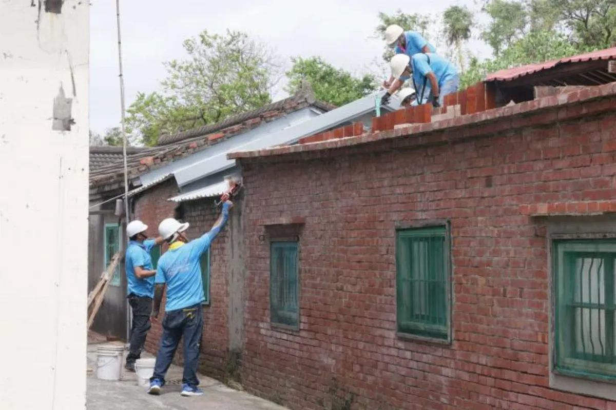 颱風重創獨居長輩屋頂　希望義工團發心修繕重建家園
