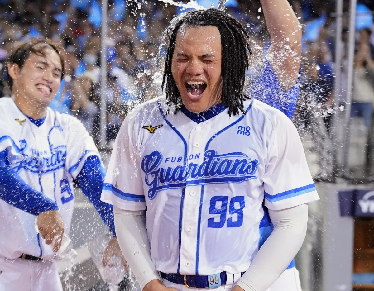 中職／「不然我回來幹嘛」一周年 張育成巨蛋敲再見轟