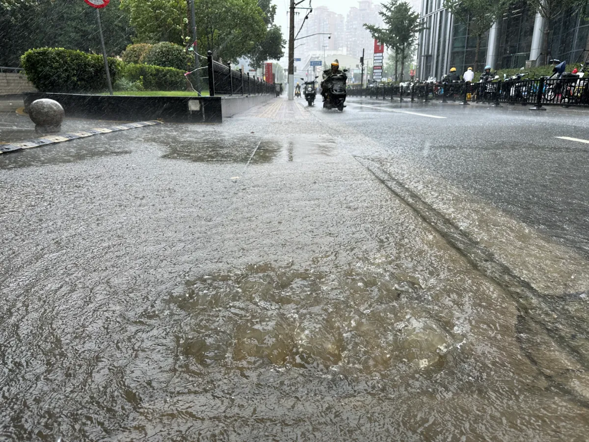 西南風、颱風共伴影響 中南部慎防強降雨
