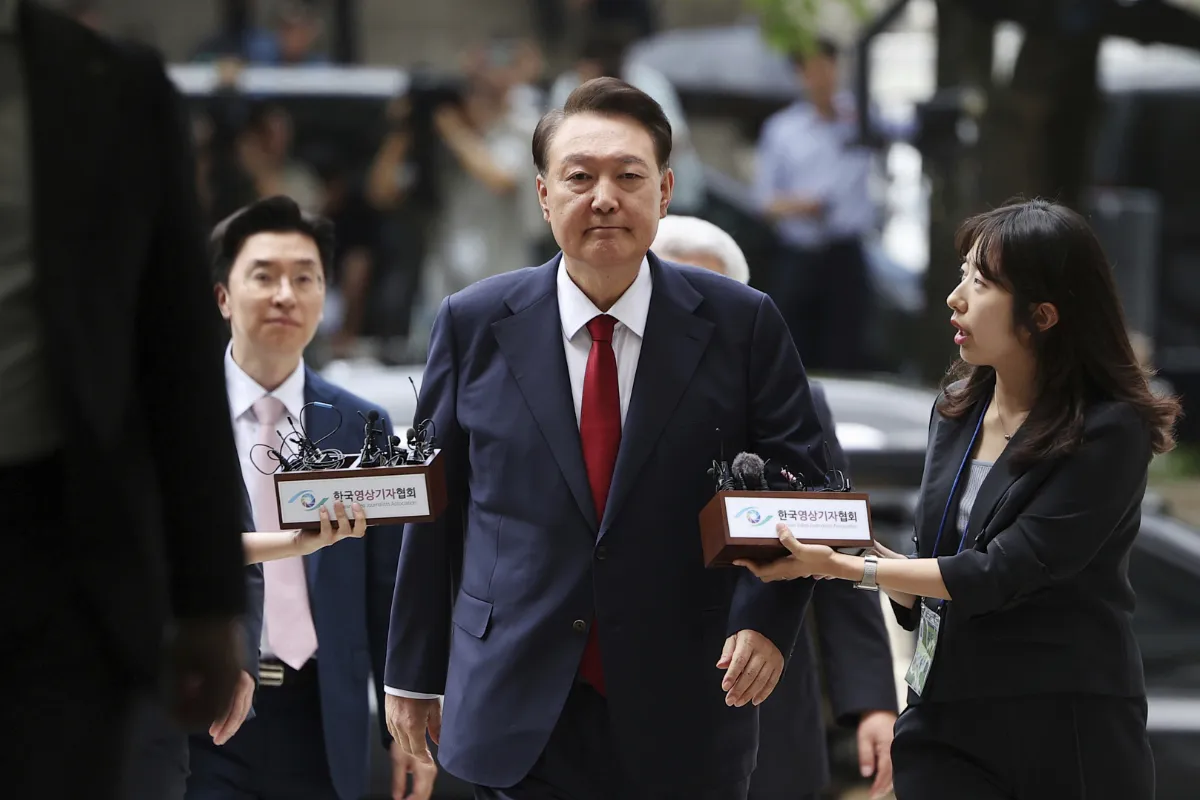 尹錫悅不服獨檢組拘提 脫囚服躺地抗議挨批耍賴