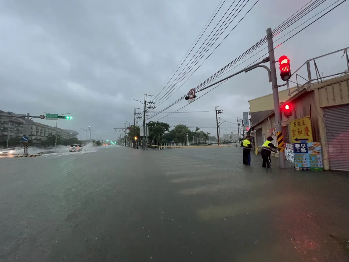 台南強降雨多處淹水 15區撤離695人