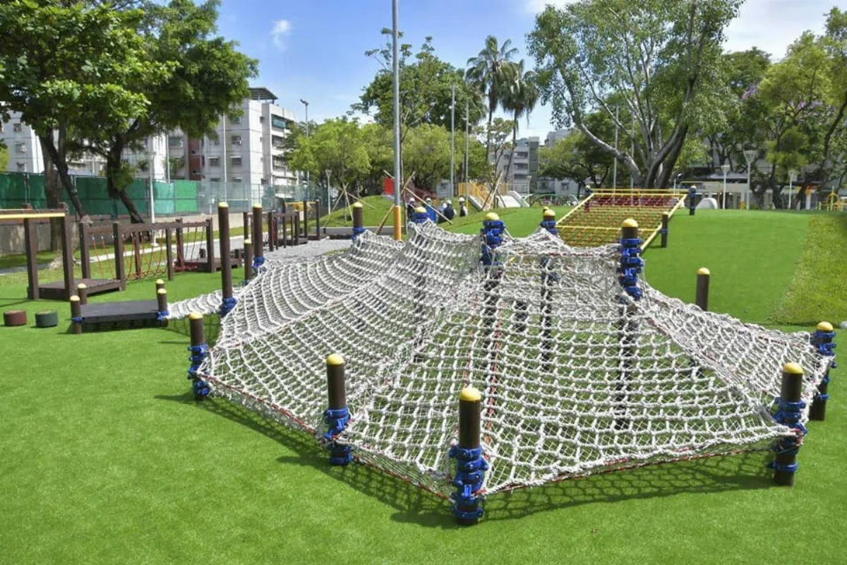 公園草皮達80度高溫 環團籲政府制定兒童氣候調適政策