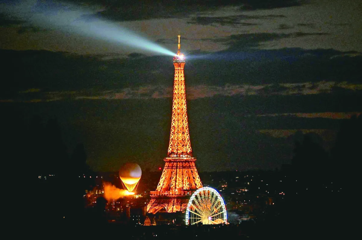 奧運聖火台 點亮巴黎夜空