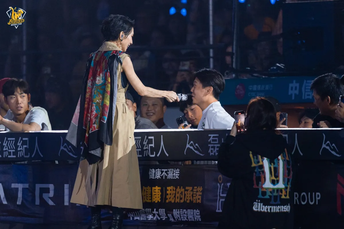 中職／指導韓團加合照、合唱戴佩妮 全是江坤宇