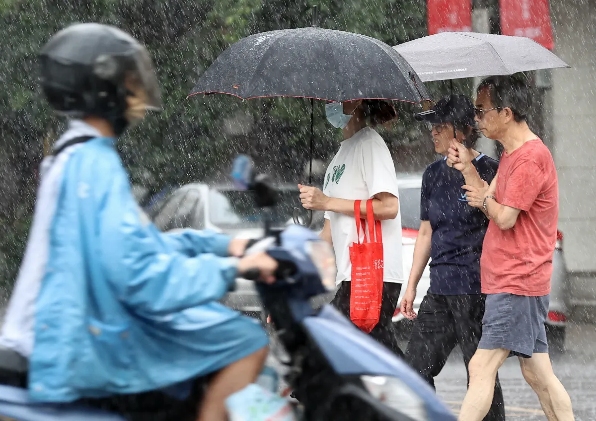 豪雨狂炸！24小時雨量預測出爐 「這2縣市」達停班課標準