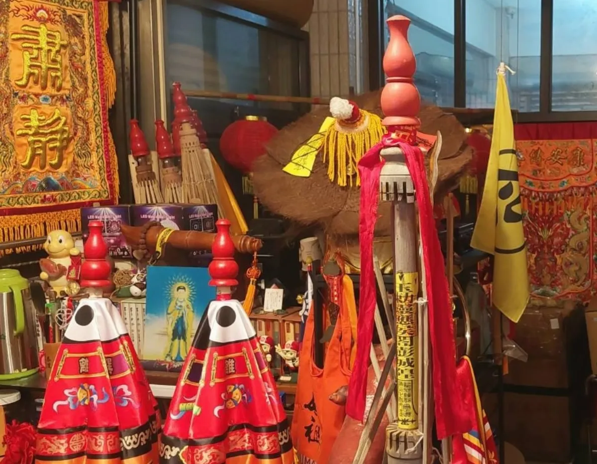 淨灘拾獲落難涼傘架 藝師珍惜冥冥機緣牽引