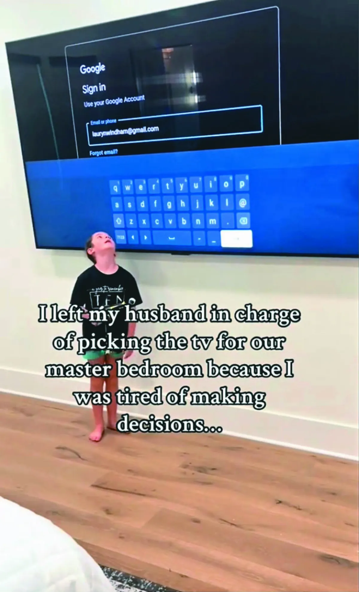 請老公買電視 他扛98吋螢幕回家