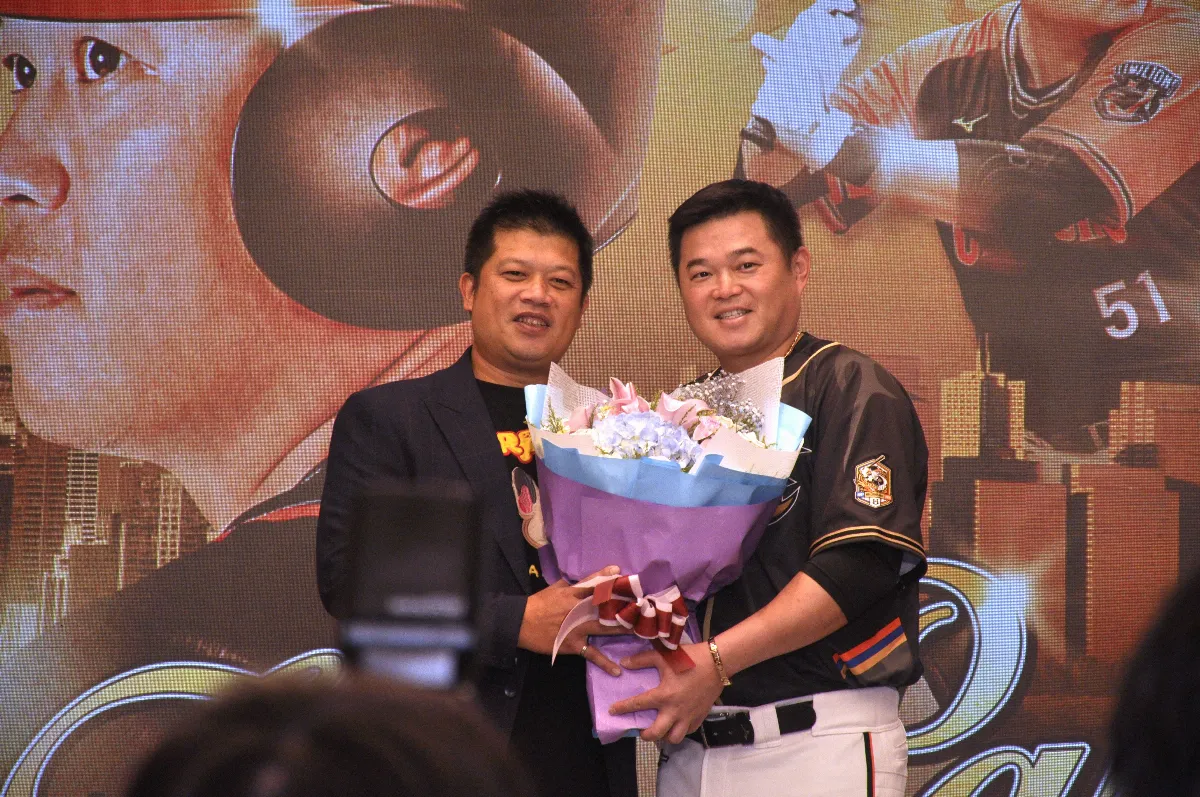 中職／陳江和驚喜獻花 憶當年怕胡金龍被詐騙