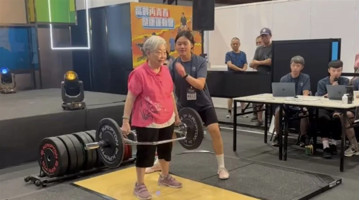 高齡硬舉大賽 9旬嬤點燃全場熱情