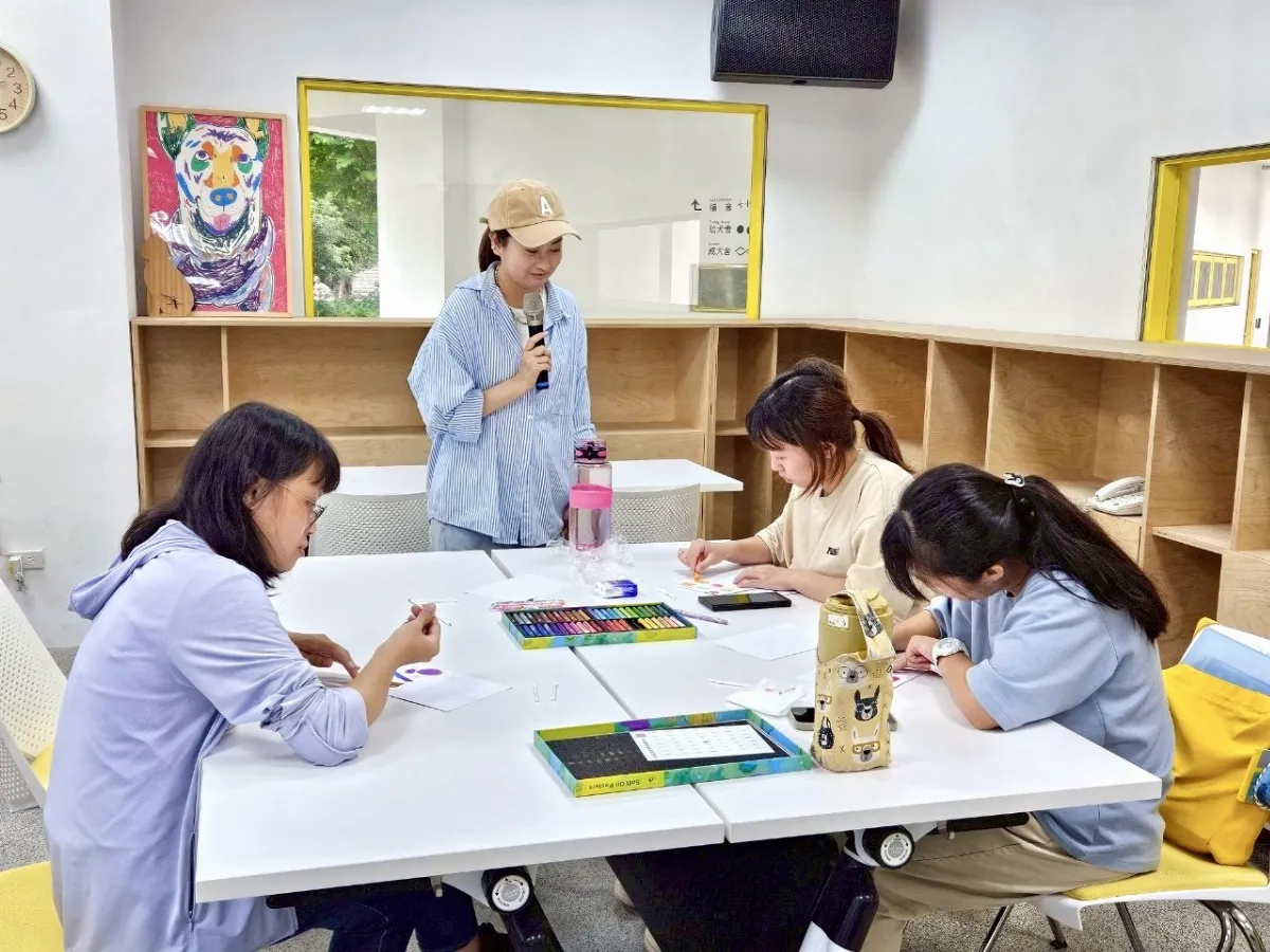 蠟筆描繪毛孩可愛容顏　動物之家開課畫出動人生命故事