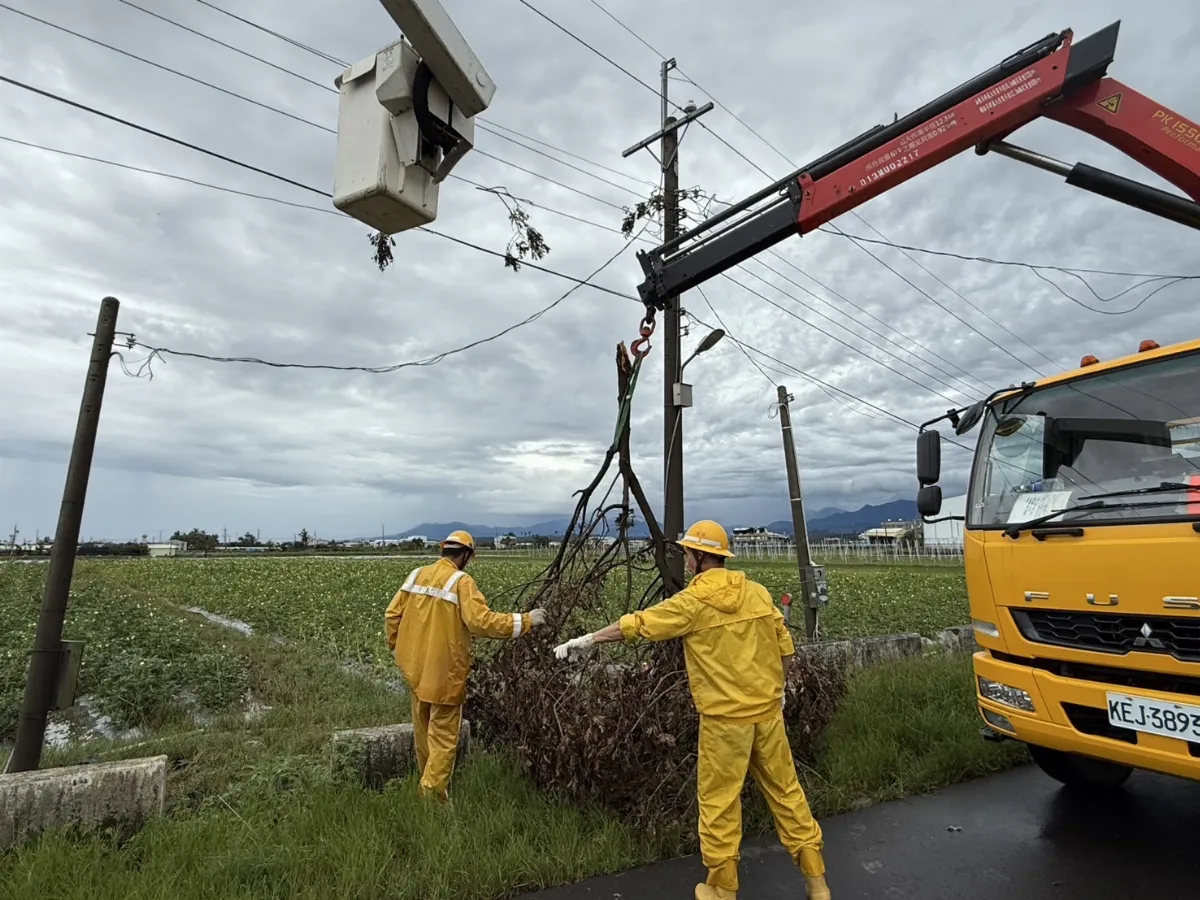楊柳颱風出海風雨不減  台南沿海逾萬戶停電